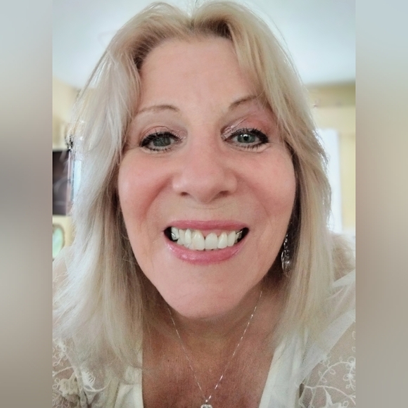 Meet your Posher, Debbee - Picture 9 of 9